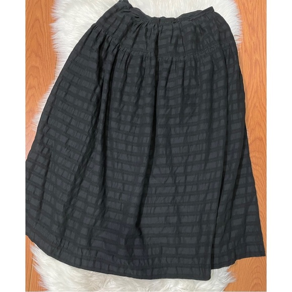 Elegant Black Midi Skirt - Picture 5 of 6